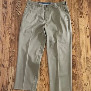 Haggar Men's Chinos Classic Fit Premium No Iron 38/30 deep tan EC Flat front